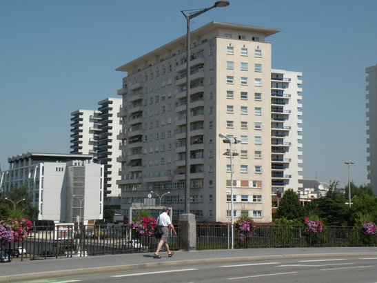  immeuble situé le long des voies de chemin de fer